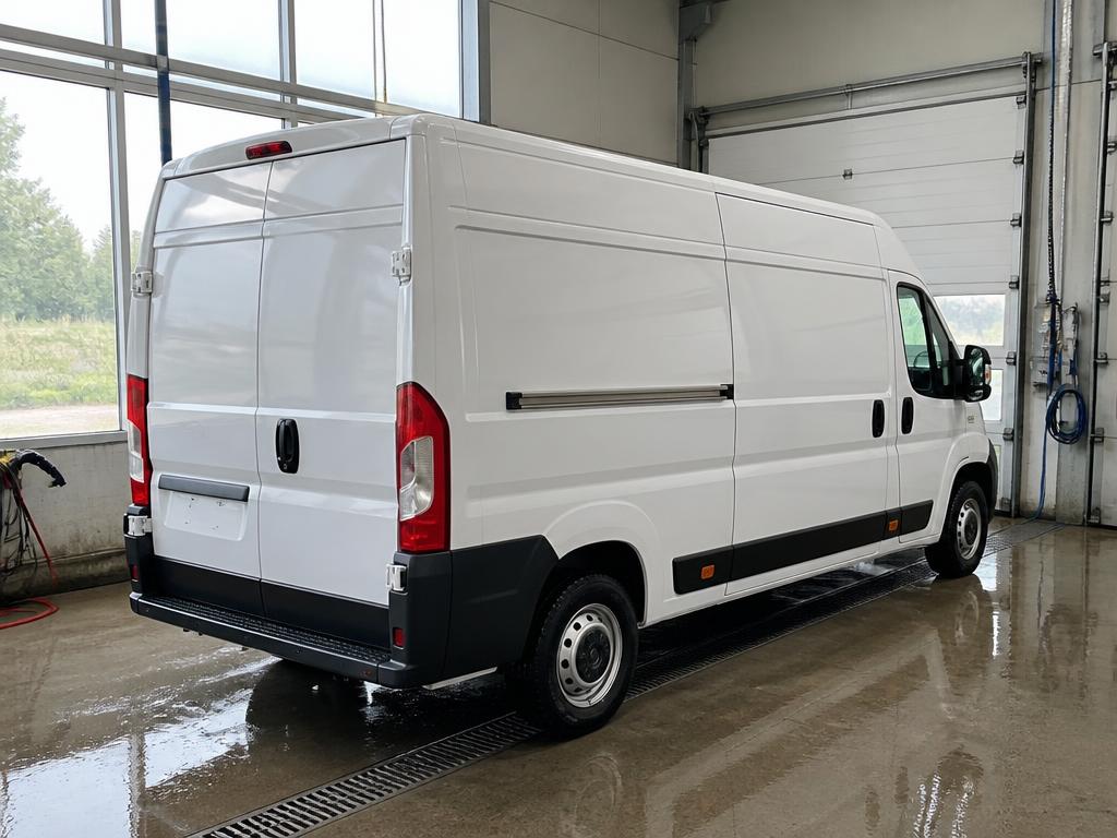 Iso pakettiauto